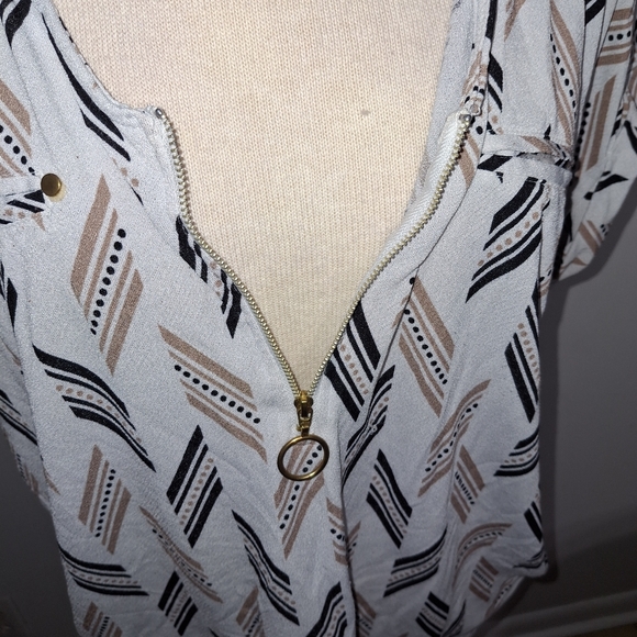 Short Sleeve Blouse- W Sz Medium - Picture 4 of 6
